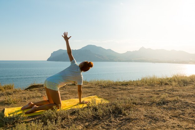 Chica de yoga con auriculares inalámbricos