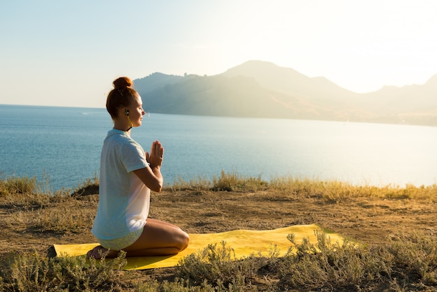 Foto gratuita chica de yoga con auriculares inalámbricos