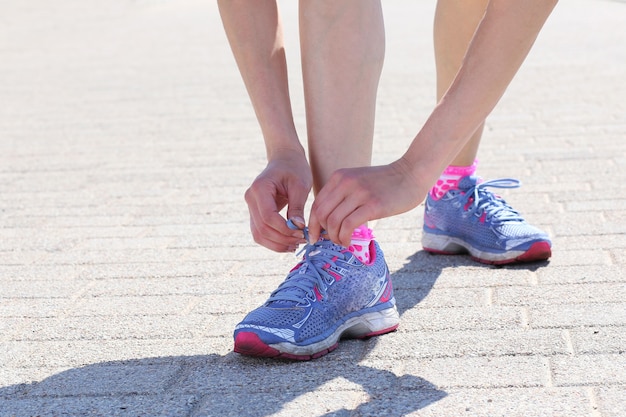 Foto gratuita chica con zapatos deportivos