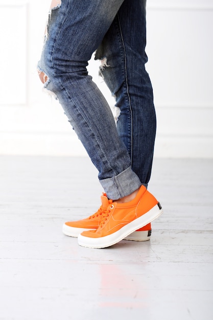 Chica con zapatos naranjas