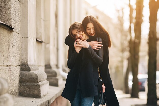 Chicas abrazándose en la calle