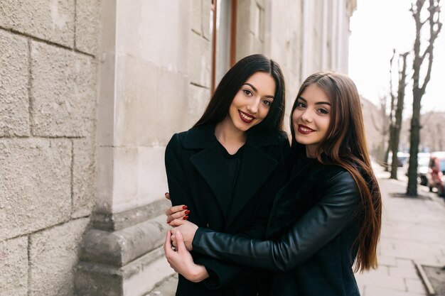 Chicas abrazándose en la calle