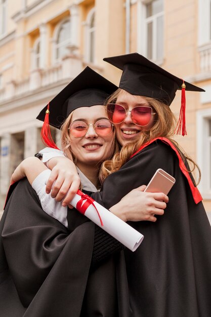 Chicas abrazándose en la graduación