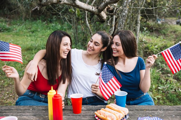 Chicas abrazándose en picnic