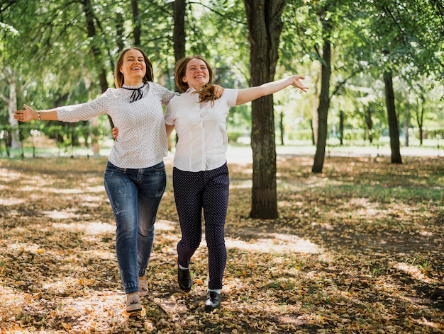 Chicas adolescentes caminando y abrazándose