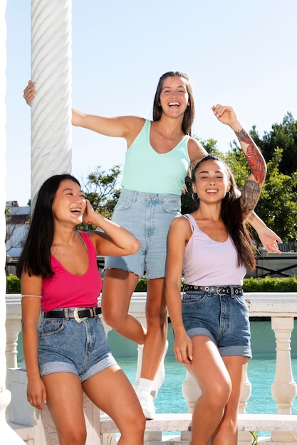 Chicas adolescentes divirtiéndose en el verano