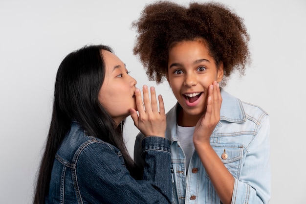 Foto gratuita chicas adolescentes con estilo posando juntos