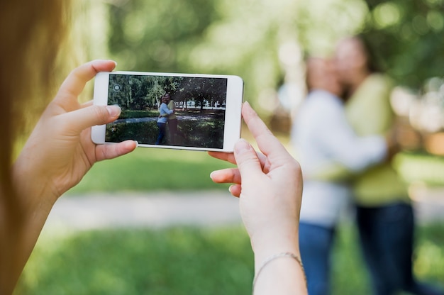 Foto gratuita chicas adolescentes tomando fotos juntas