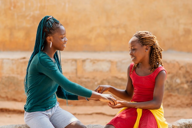 Chicas africanas de tiro medio juntas