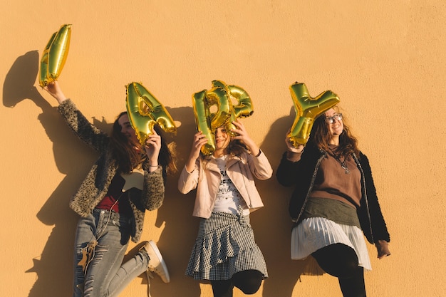 Foto gratuita chicas alegres con globos de letras