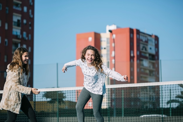 Chicas alegres jugando en azotea