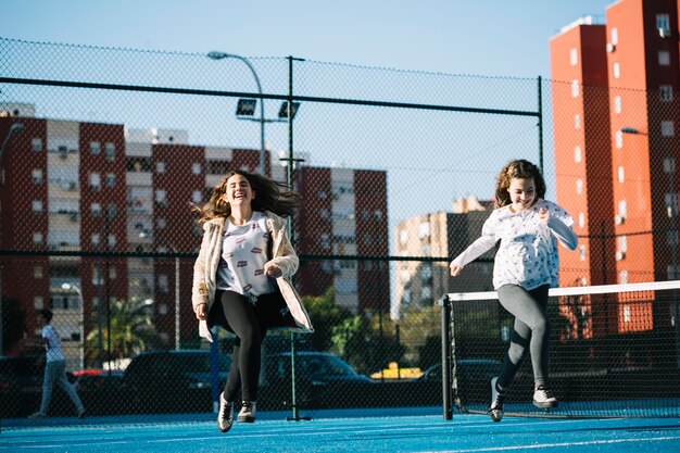 Chicas alegres jugando en azotea