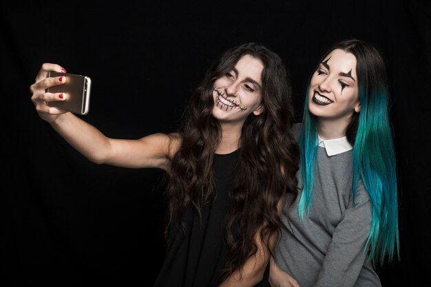 Chicas alegres tomando selfie