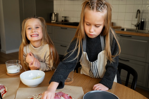 Foto gratuita chicas de alto ángulo cocinando juntas