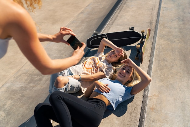 Foto gratuita chicas de alto ángulo tiradas en el suelo