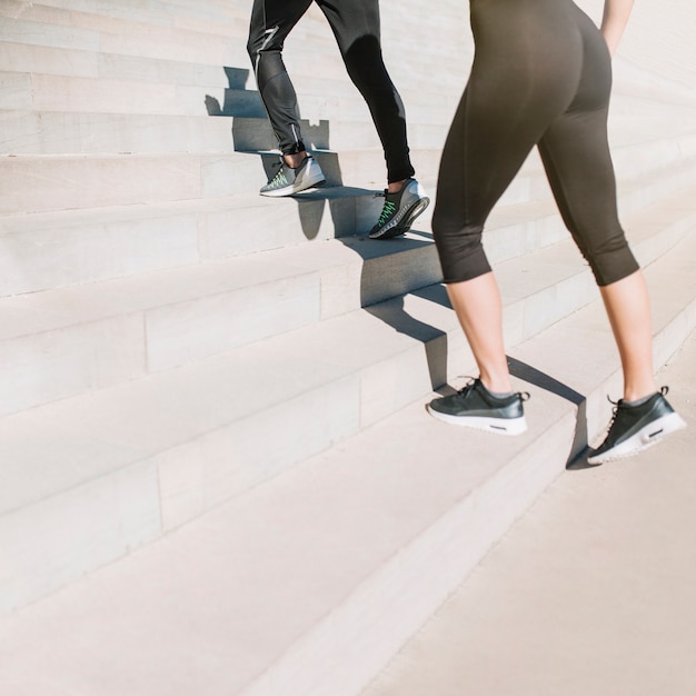 Foto gratuita chicas aptas subiendo escaleras