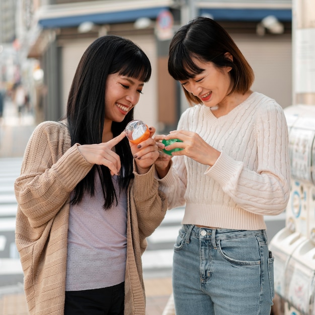 Chicas asiáticas bonitas felices juntos