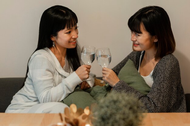 Chicas asiáticas guapas disfrutando del vino juntas