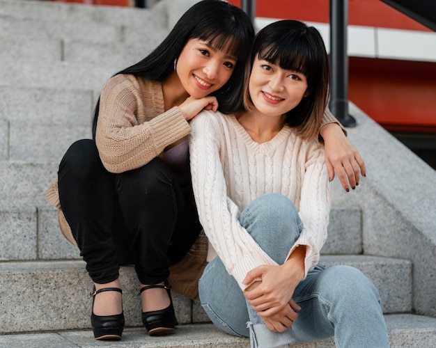 Chicas asiáticas guapas posando juntos