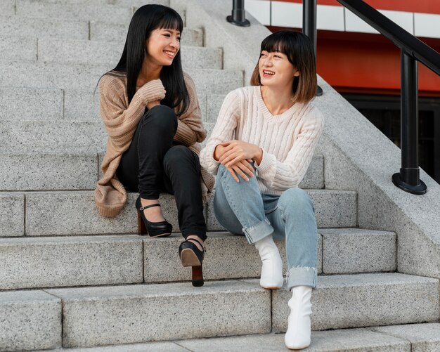 Foto gratuita chicas asiáticas guapas posando juntos