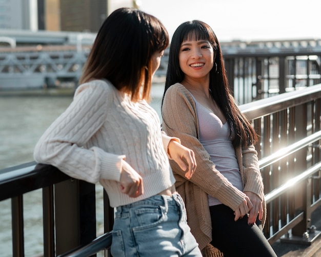 Chicas asiáticas guapas posando juntos