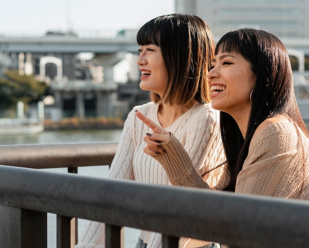 Foto gratuita chicas asiáticas guapas relajarse juntos