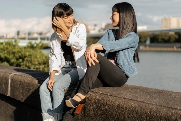 Foto gratuita chicas asiáticas guapas relajarse juntos