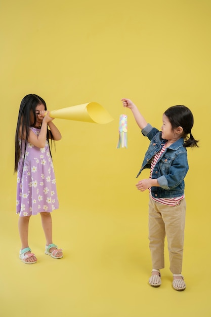 Chicas asiáticas jugando