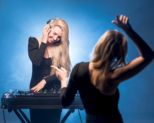 Chicas bailando en fiesta