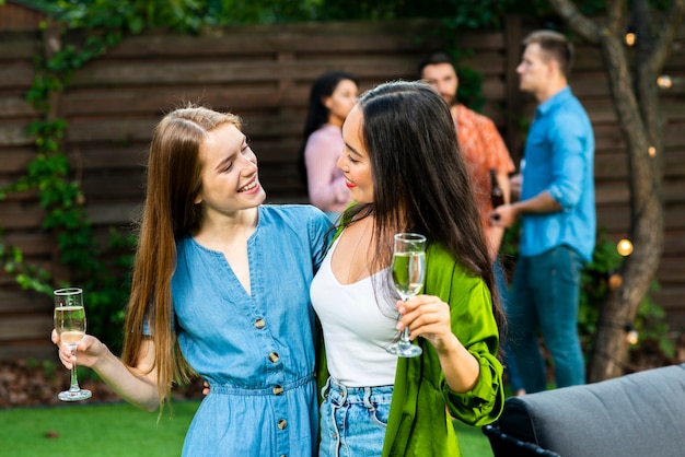 Foto gratuita chicas bastante jóvenes con bebidas mirándose