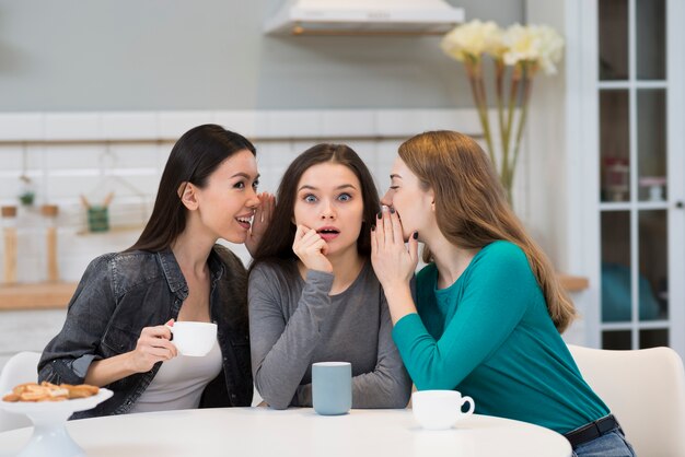 Chicas bastante jóvenes charlando juntas