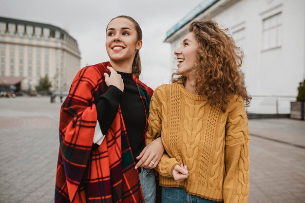 Chicas bastante jóvenes divirtiéndose juntos