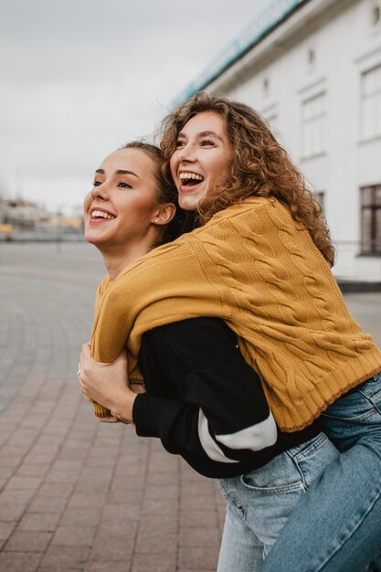 Chicas bastante jóvenes divirtiéndose juntos