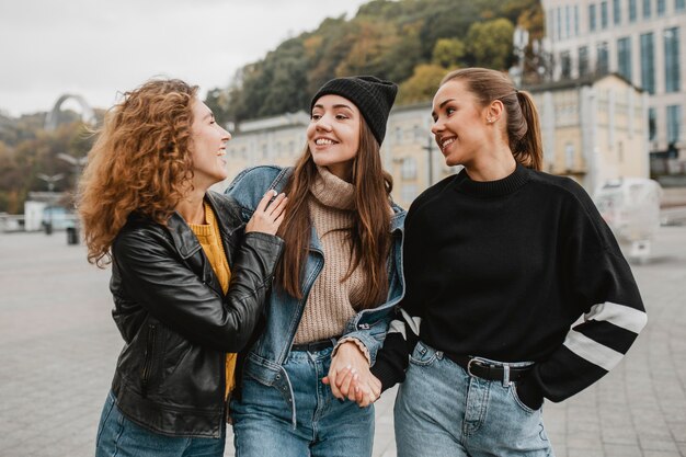 Chicas bastante jóvenes divirtiéndose juntos