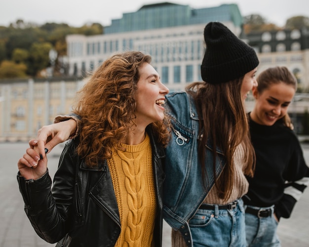 Chicas bastante jóvenes divirtiéndose juntos