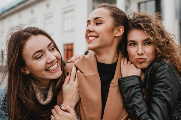 Chicas bastante jóvenes divirtiéndose juntos