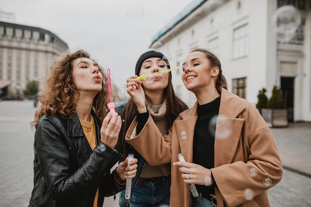 Chicas bastante jóvenes divirtiéndose juntos