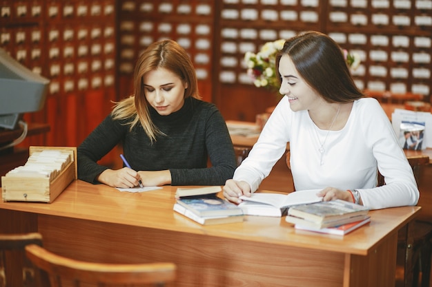 Foto gratuita chicas en la biblioteca