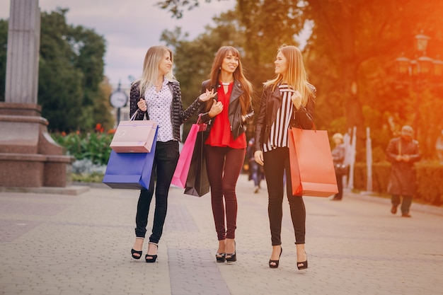 Foto gratuita chicas con bolsas de la compra