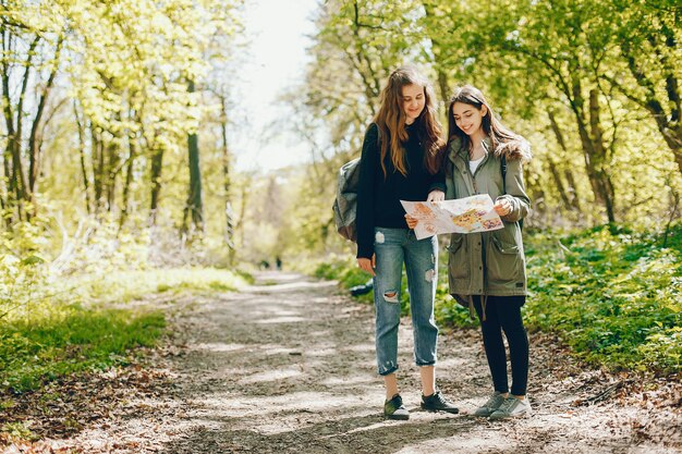 Chicas en un bosque