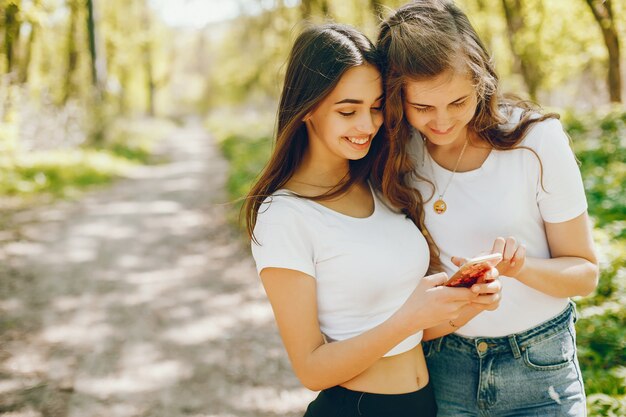 Chicas en un bosque