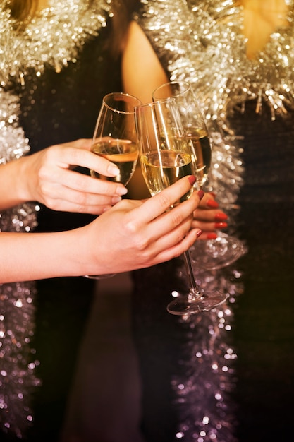 Foto gratuita chicas brindando con champán en fiesta de año nuevo