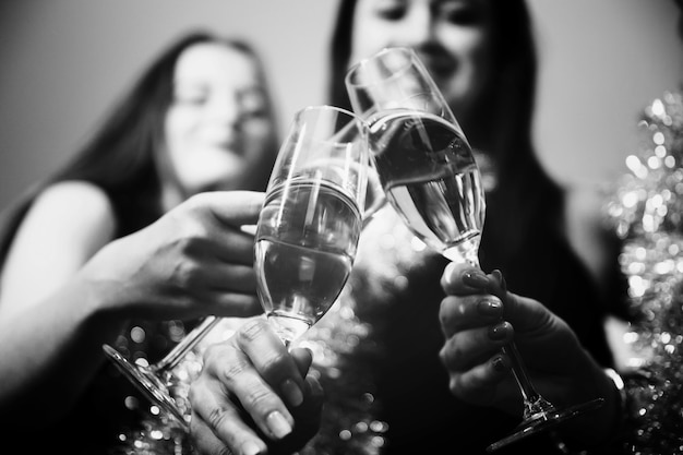 Chicas brindando con champán en fiesta de año nuevo