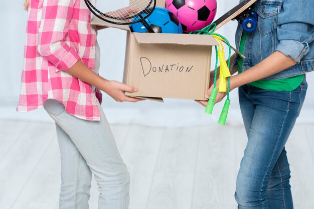 Chicas con caja de donación