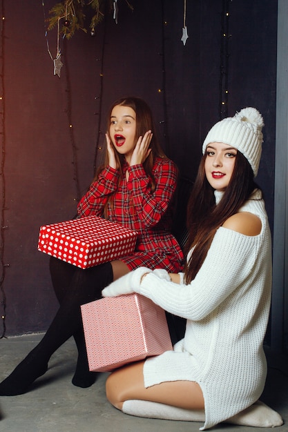 Chicas con caja