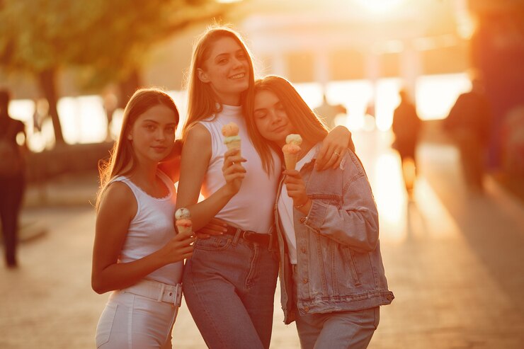 Foto gratuito chicas caminando en una ciudad de primavera y tienen helado en la mano