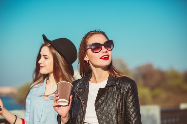 chicas caminando con compras en calles de la ciudad