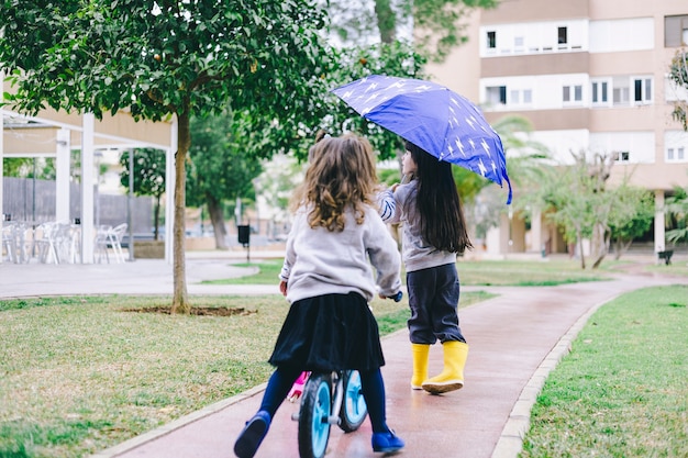 Chicas caminando en día lluvioso