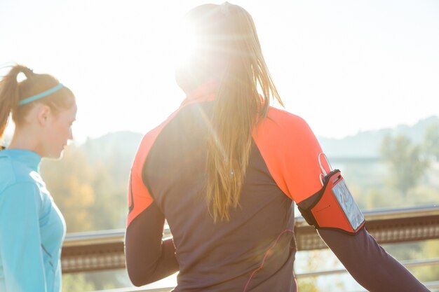 Chicas caminando con reflejos del sol