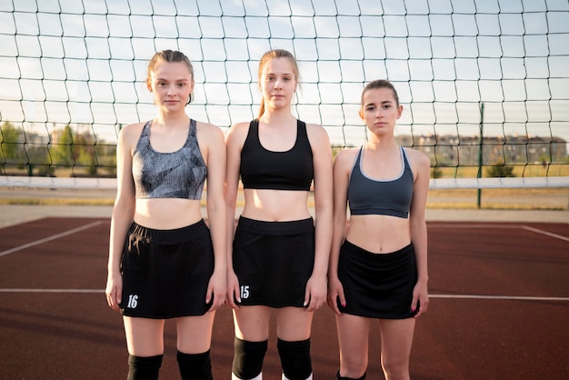 Chicas en el campo de voleibol